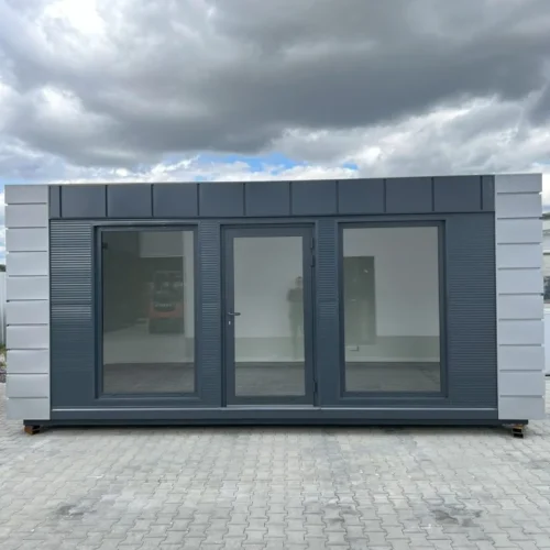Modulaire kantoorunit 6x3 m 18 Kantoorunit 6 x 3m, voorzijde. Multifunctionele kantoorunit voor buiten, volledig geleverd en klaar voor gebruik. De ideale werkruimte voor thuiswerkers die een gescheiden, comfortabele werkplek willen creëren.